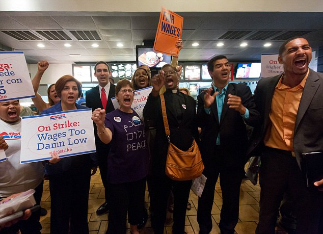 美快餐業員工大罷工要求工資加倍