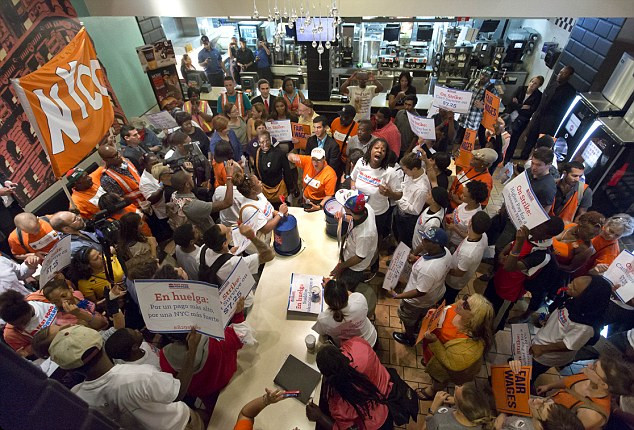 美快餐業員工大罷工要求工資加倍