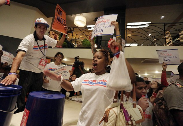 美快餐業員工大罷工要求工資加倍