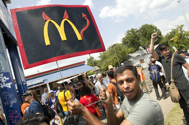 美快餐業員工大罷工要求工資加倍