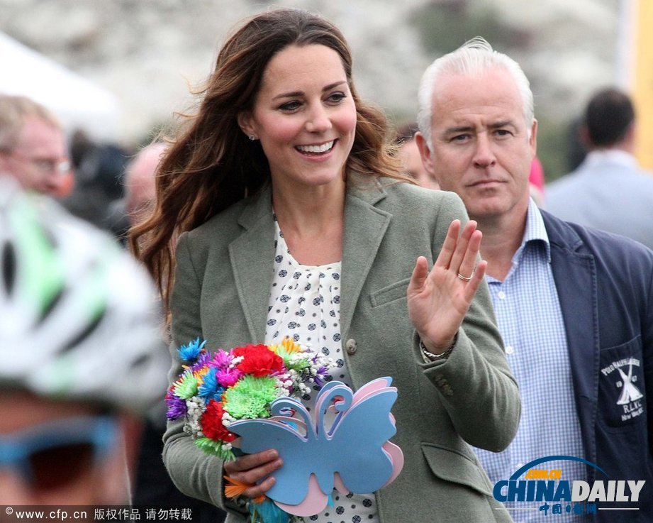 英國凱特王妃產(chǎn)后首次公開亮相 親近兒童盡顯母愛（高清組圖）