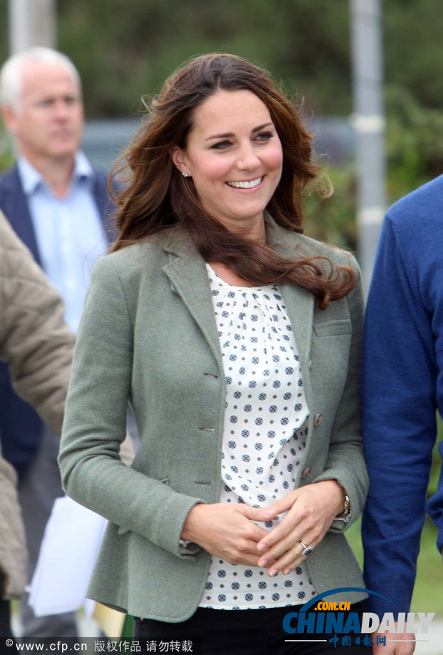 英國凱特王妃產(chǎn)后首次公開亮相 親近兒童盡顯母愛（高清組圖）