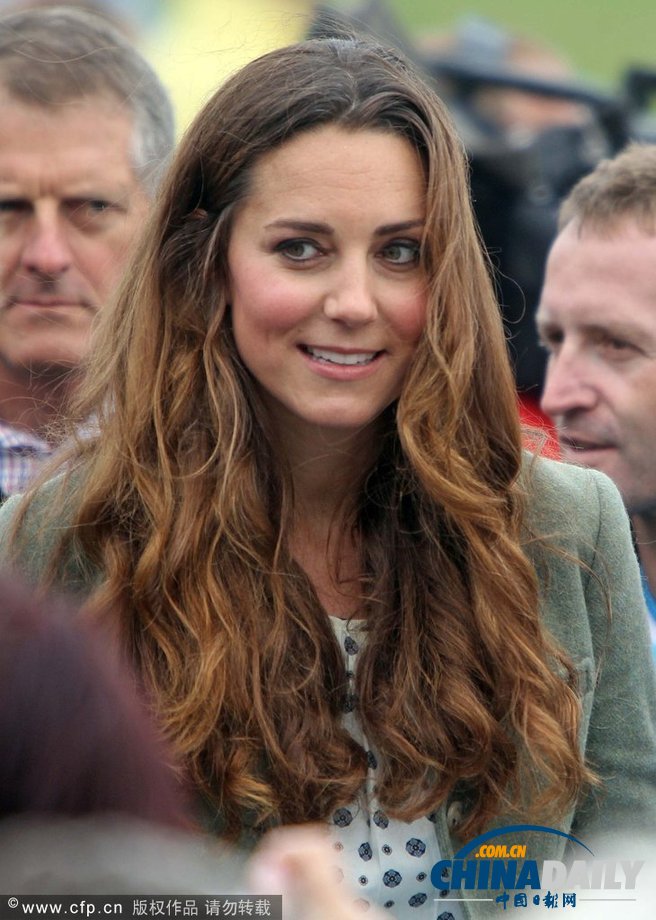 英國(guó)凱特王妃產(chǎn)后首次公開(kāi)亮相 親近兒童盡顯母愛(ài)（高清組圖）
