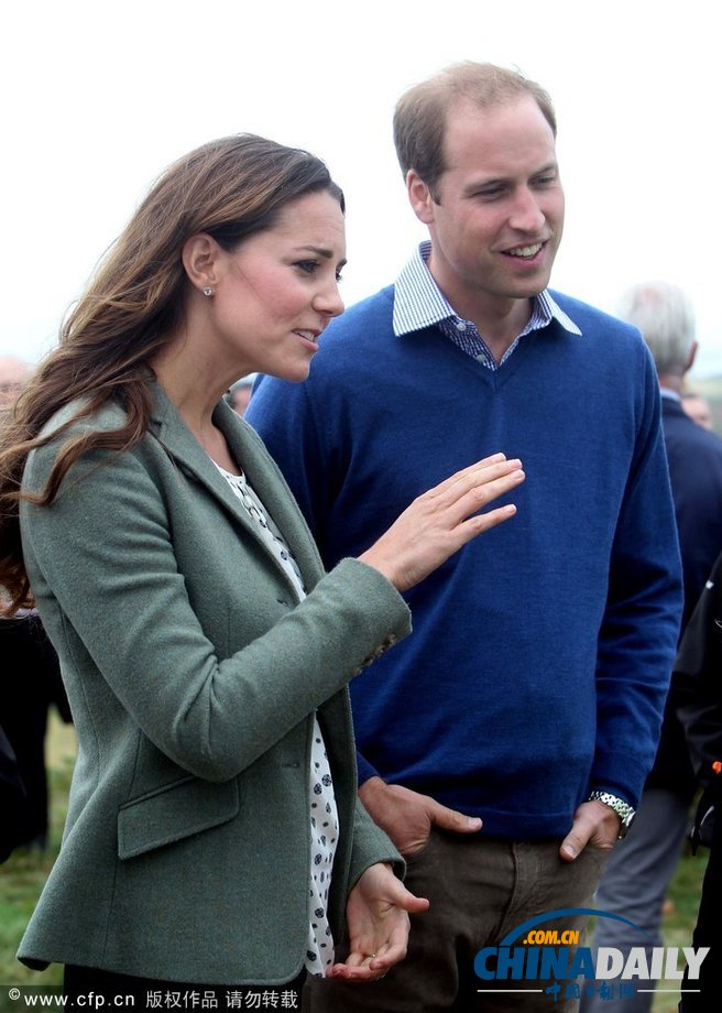 英國凱特王妃產(chǎn)后首次公開亮相 親近兒童盡顯母愛（高清組圖）