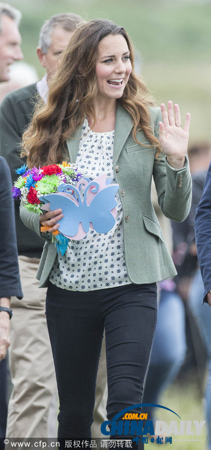英國(guó)凱特王妃產(chǎn)后首次公開(kāi)亮相 親近兒童盡顯母愛(ài)（高清組圖）