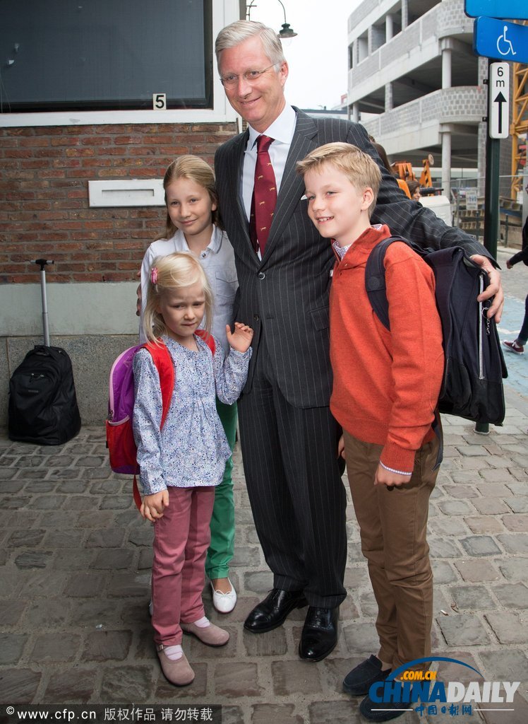 開學季來臨 比利時國王“護駕”兒女上學報到
