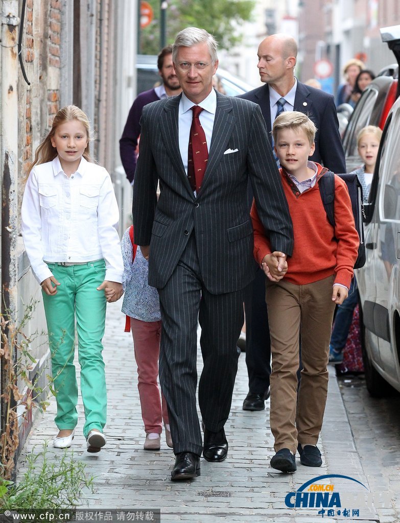 開學季來臨 比利時國王“護駕”兒女上學報到