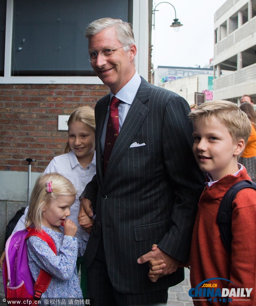 開學季來臨 比利時國王“護駕”兒女上學報到