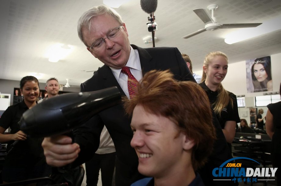 澳聯邦選舉壓力大 總理陸克文親自為選民吹頭發（高清組圖）