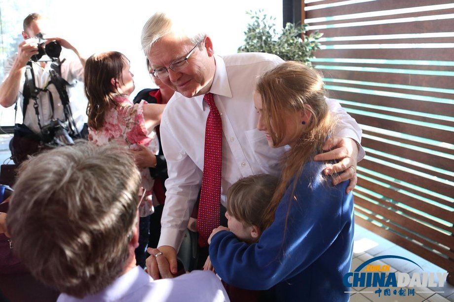 澳聯邦選舉壓力大 總理陸克文親自為選民吹頭發（高清組圖）