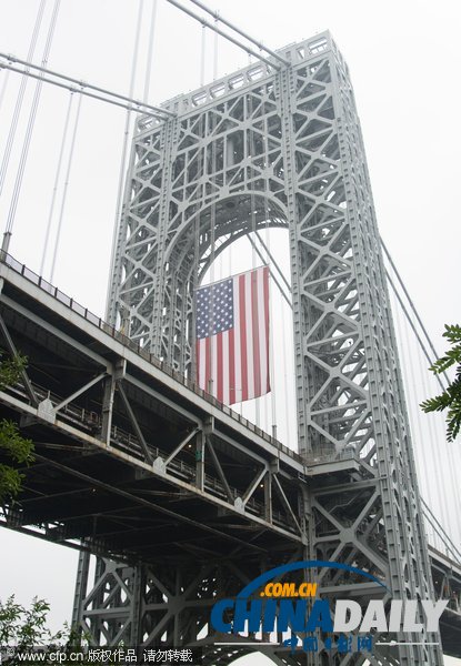 美國(guó)大橋懸掛世界最大星條旗 慶祝勞動(dòng)節(jié)