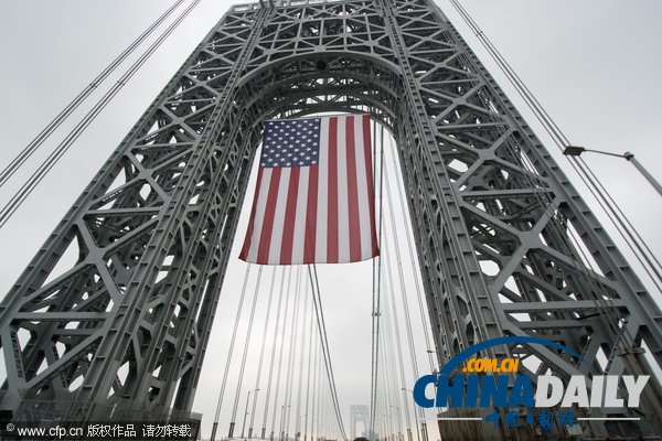 美國大橋懸掛世界最大星條旗 慶祝勞動節
