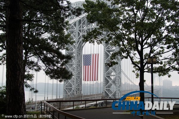 美國大橋懸掛世界最大星條旗 慶祝勞動節