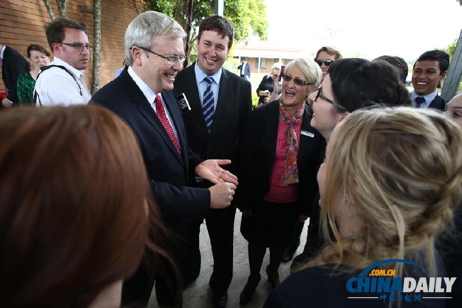 澳聯(lián)邦選舉壓力大 總理陸克文親自為選民吹頭發(fā)