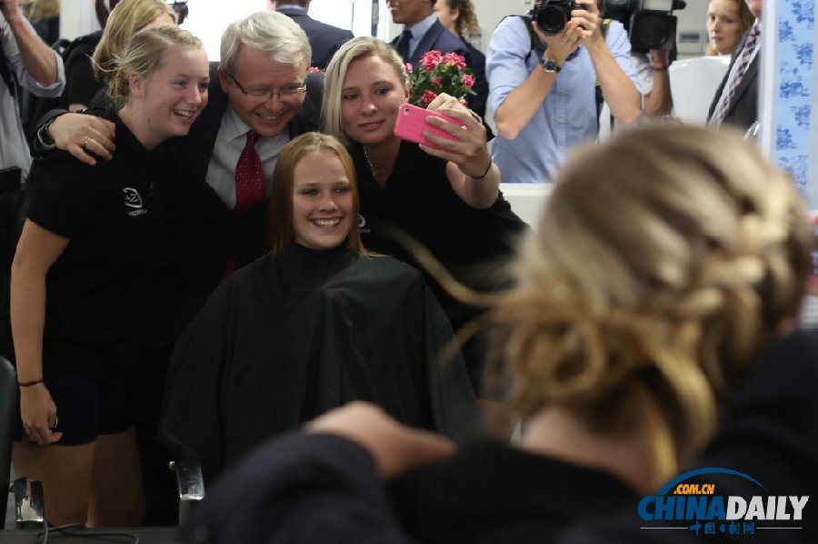 澳聯邦選舉壓力大 總理陸克文親自為選民吹頭發