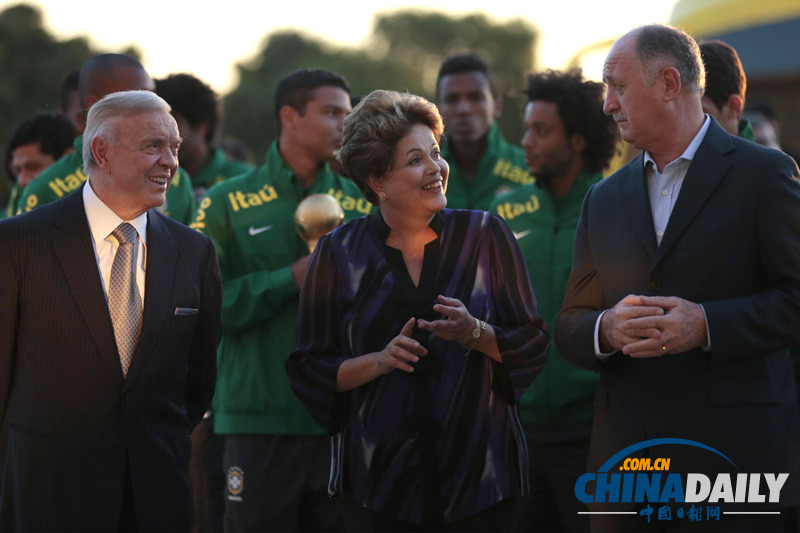 巴西總統(tǒng)接見足球隊(duì)員 高舉聯(lián)合會(huì)杯冠軍獎(jiǎng)杯（組圖）