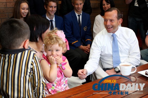 澳反對黨領(lǐng)導(dǎo)人競選造勢 小蘿莉搞怪表情搶鏡（組圖）