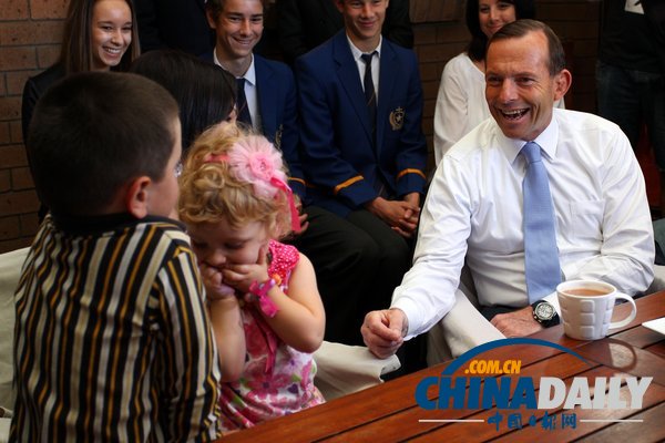 澳反對黨領導人競選造勢 小蘿莉搞怪表情搶鏡（組圖）