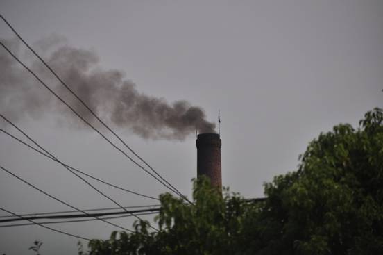 江西進(jìn)賢縣工業(yè)園區(qū)廢氣排放 居民每日捂鼻出行
