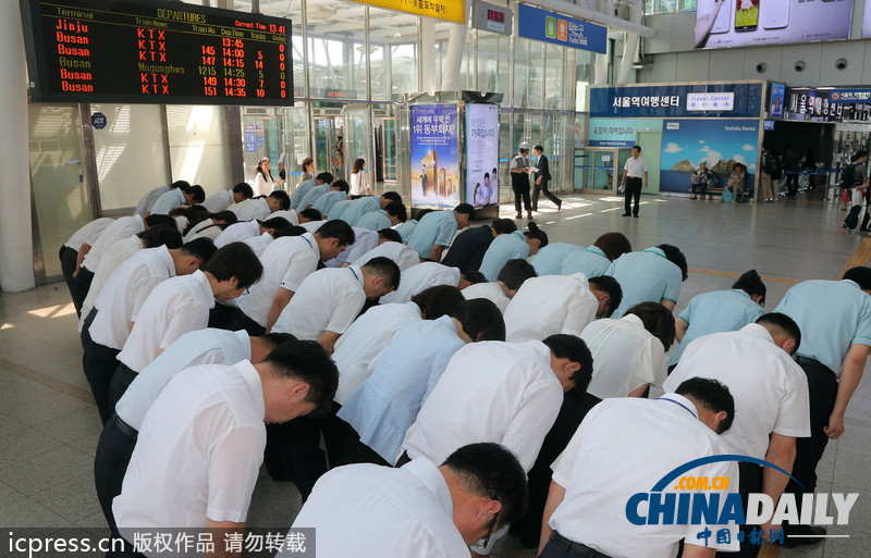韓國高鐵職員向民眾鞠躬道歉 曾發(fā)生追尾脫軌事故（高清組圖）