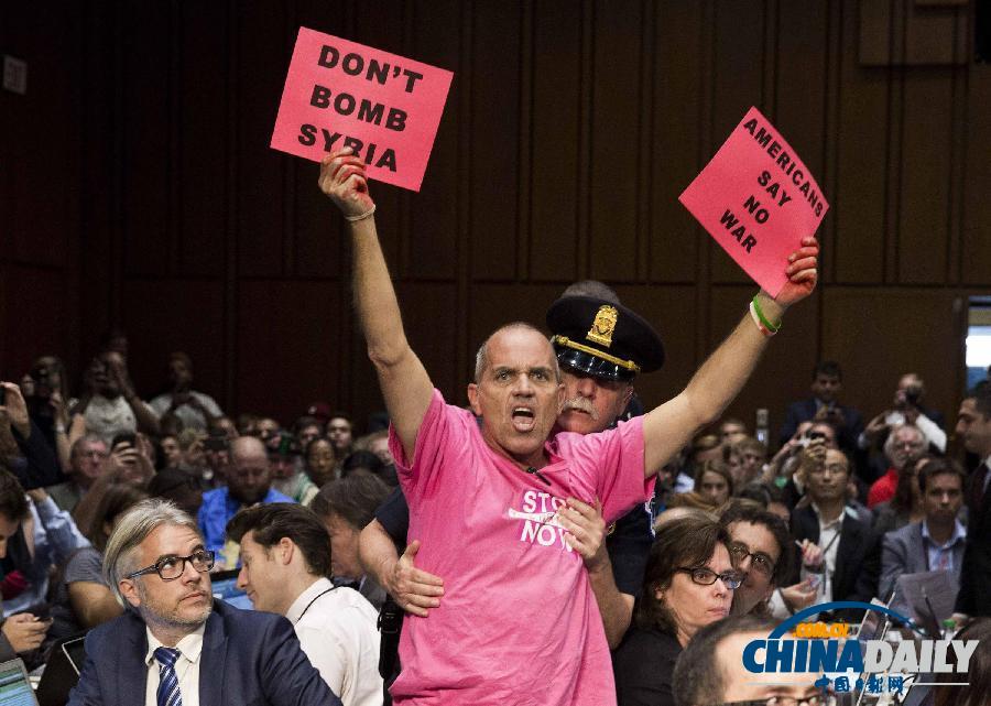 美國(guó)會(huì)就軍事干預(yù)敘利亞舉行聽(tīng)證 遭示威者“鬧場(chǎng)”