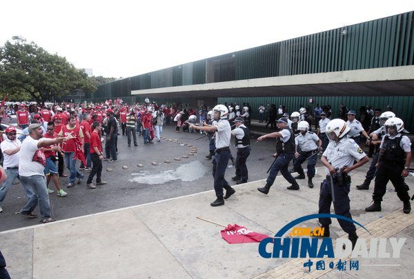 巴西示威者欲闖議會阻止法案投票 與警方發生沖突