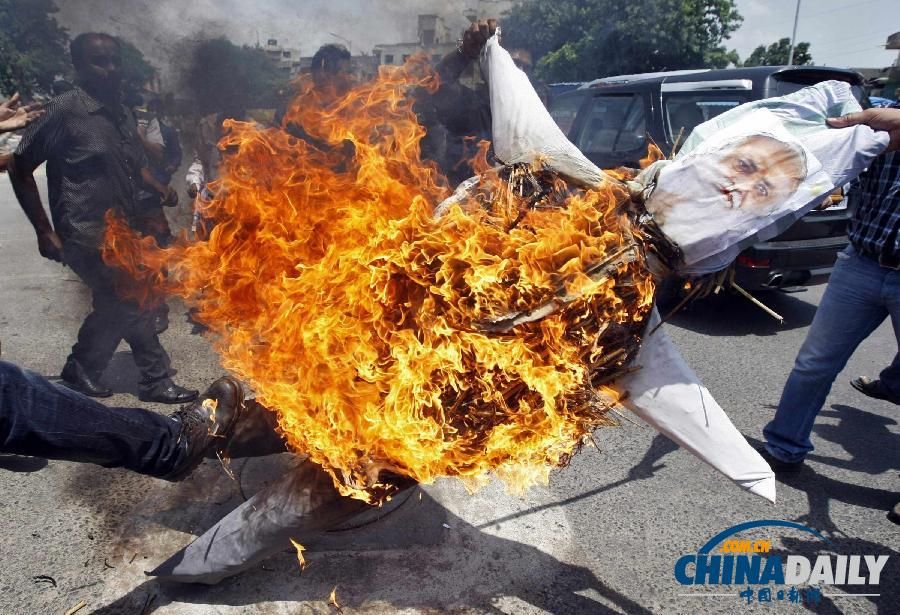 印度抗議者焚燒7旬淫魔肖像 嫌犯被證實(shí)具性侵能力
