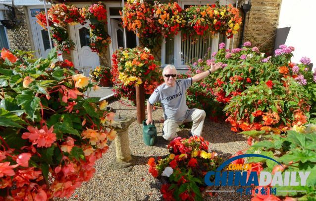 英國(guó)74歲盲人種植鮮艷花卉 靠觸覺(jué)和嗅覺(jué)做園藝