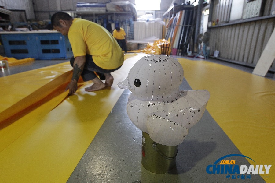 走進(jìn)車間窺探大黃鴨制作過程 下一站臺灣（組圖）