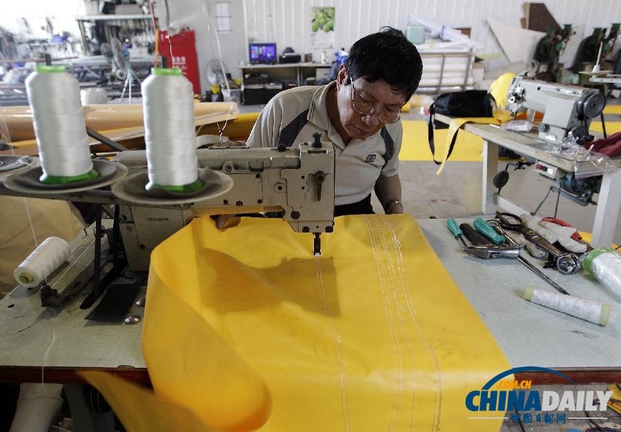 走進車間窺探大黃鴨制作過程 下一站臺灣（組圖）