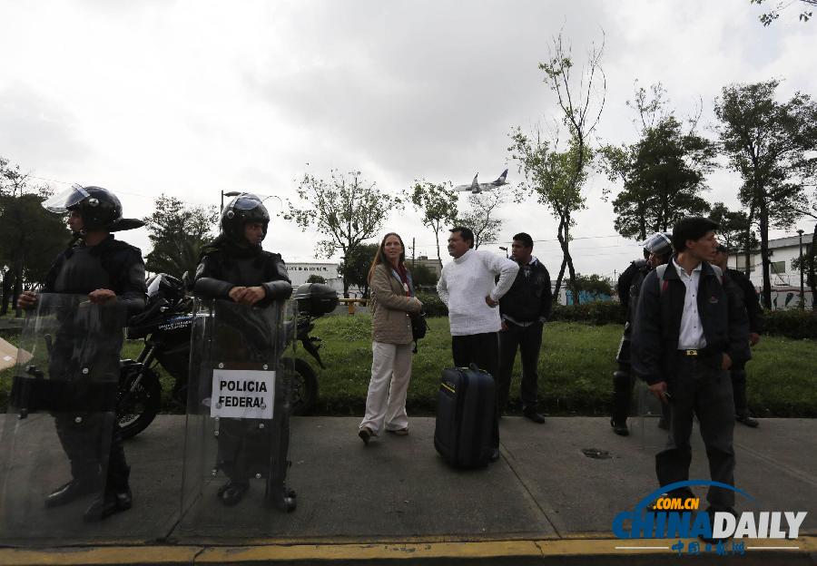 數百墨西哥教師堵住機場通道 抗議政府通過教育法案