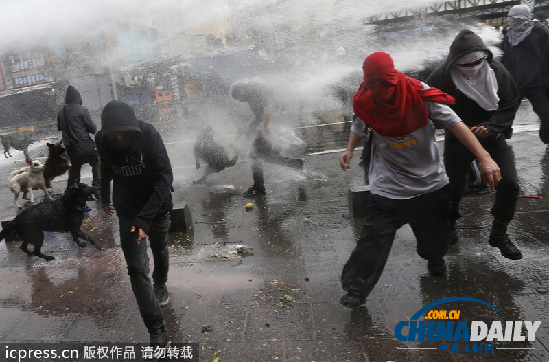 數千智利學生與警方發生激烈沖突 要求教育免費提高質量