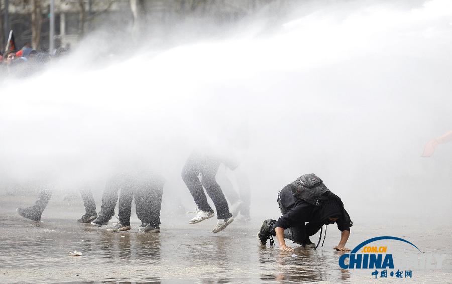 數千智利學生與警方發生激烈沖突 要求教育免費提高質量