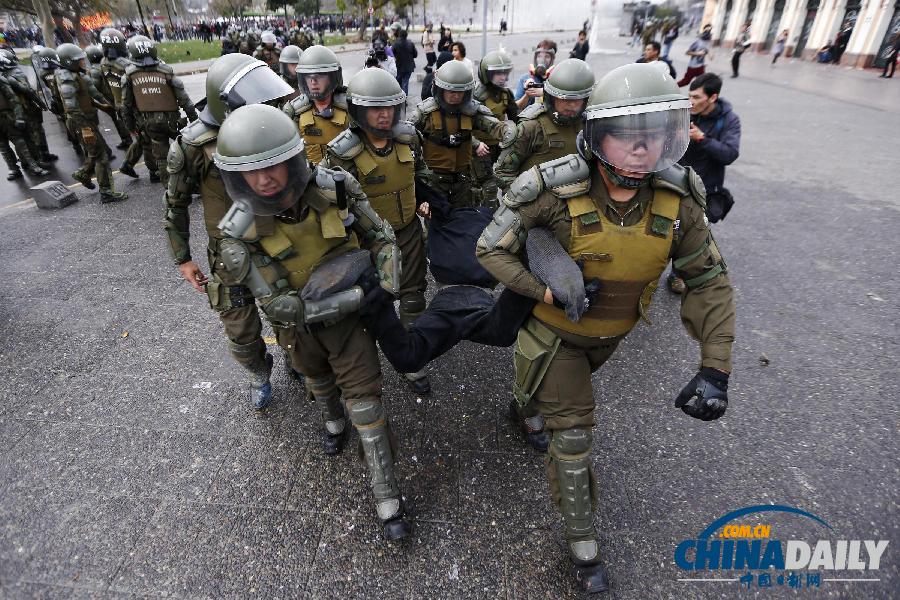 數千智利學生與警方發生激烈沖突 要求教育免費提高質量