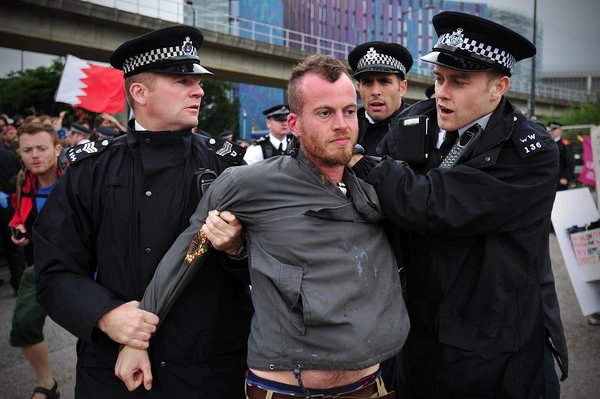 倫敦東部：示威者封鎖道路 反對武器販賣合法化