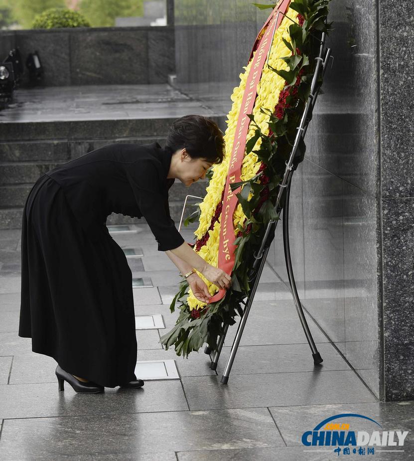 樸槿惠到訪越南 向越前主席胡志明墓地獻花（組圖）