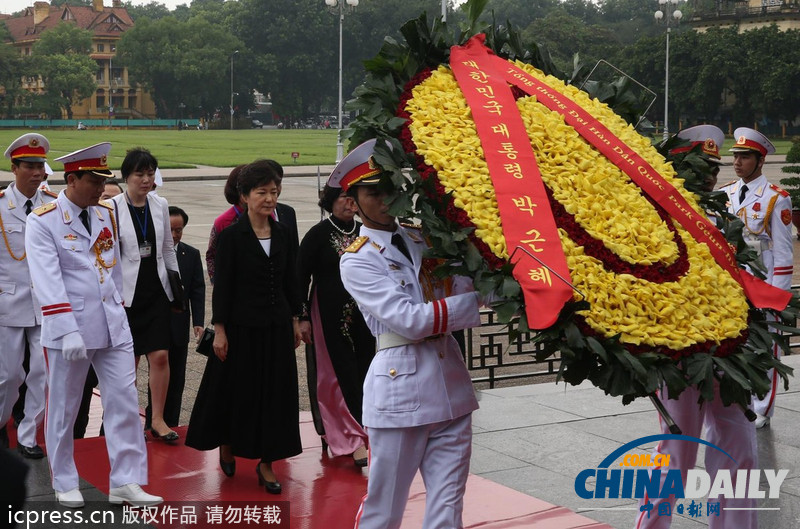 樸槿惠到訪越南 向越前主席胡志明墓地獻花（組圖）