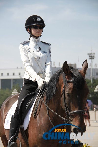 2013夏季達沃斯論壇：女騎警廣場巡邏 颯爽英姿（組圖）