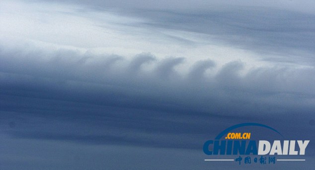 圖：英國(guó)攝影師拍下罕見“波浪”云彩