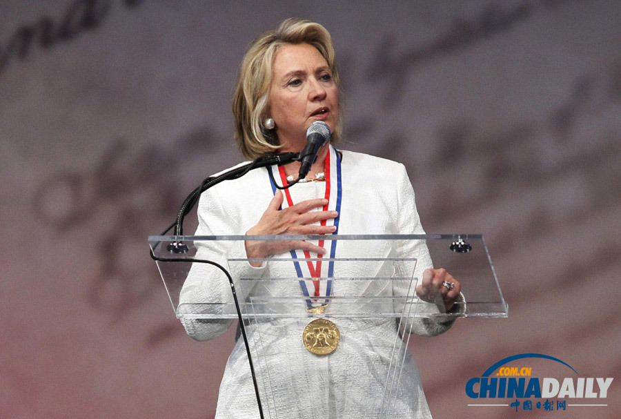 希拉里獲頒“自由勛章” 民眾場外抗議(高清組圖)
