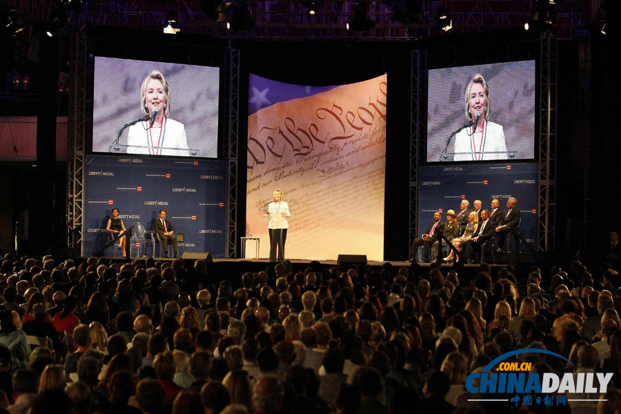 希拉里獲頒“自由勛章” 民眾場(chǎng)外抗議（高清組圖）
