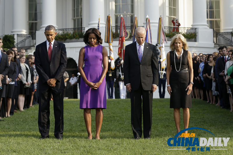 奧巴馬出席9·11事件紀念活動 天氣炎熱狂擦臉