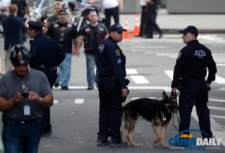 奧巴馬出席9·11事件紀(jì)念活動(dòng) 天氣炎熱狂擦臉