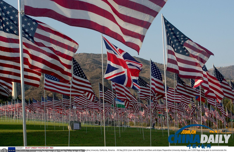 奧巴馬出席9·11事件紀(jì)念活動(dòng) 天氣炎熱狂擦臉