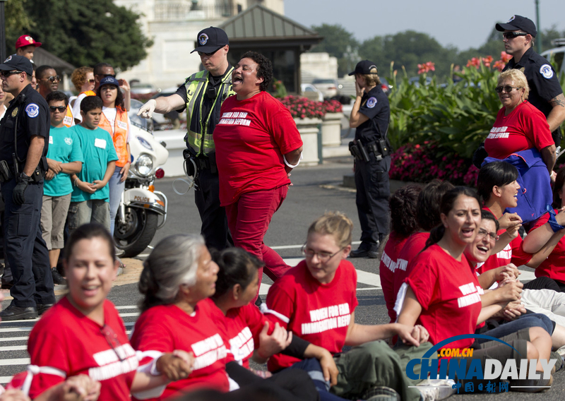 美婦女國(guó)會(huì)前組成“人鏈”擁堵道路 要求加快移民改革