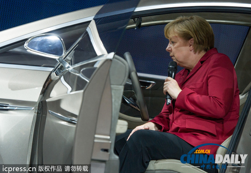 默克爾助陣法蘭克福車(chē)展 對(duì)電動(dòng)車(chē)興趣濃厚（組圖）