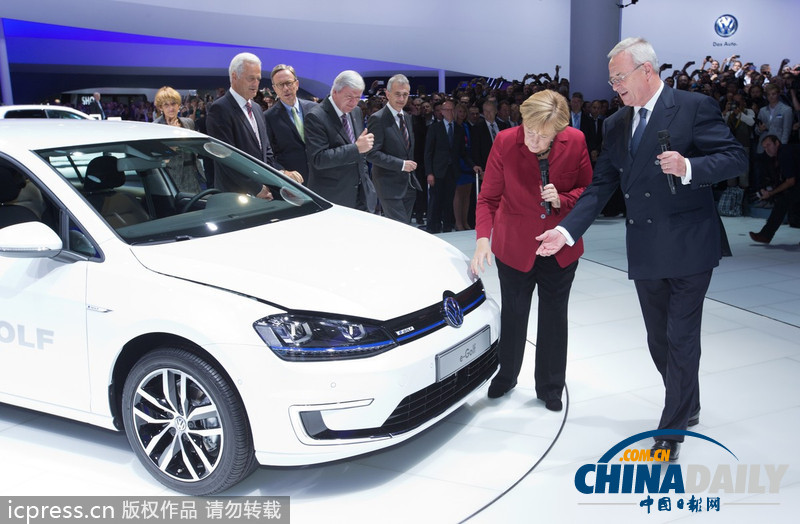 默克爾助陣法蘭克福車展 對電動車興趣濃厚（組圖）