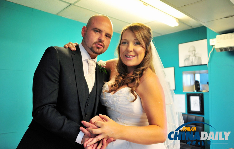 英國(guó)新婚夫婦在無(wú)名指紋上“我愿意”情侶刺青