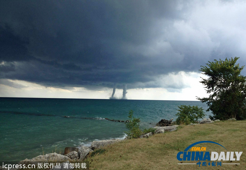 美國密歇根湖面出現(xiàn)“雙龍吸水”奇觀