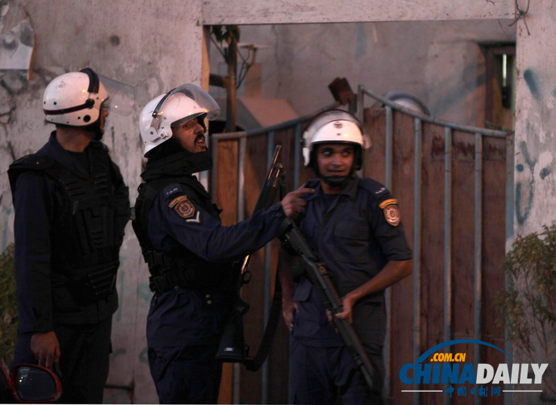 巴林防暴警察發射催淚彈 驅散反政府示威者